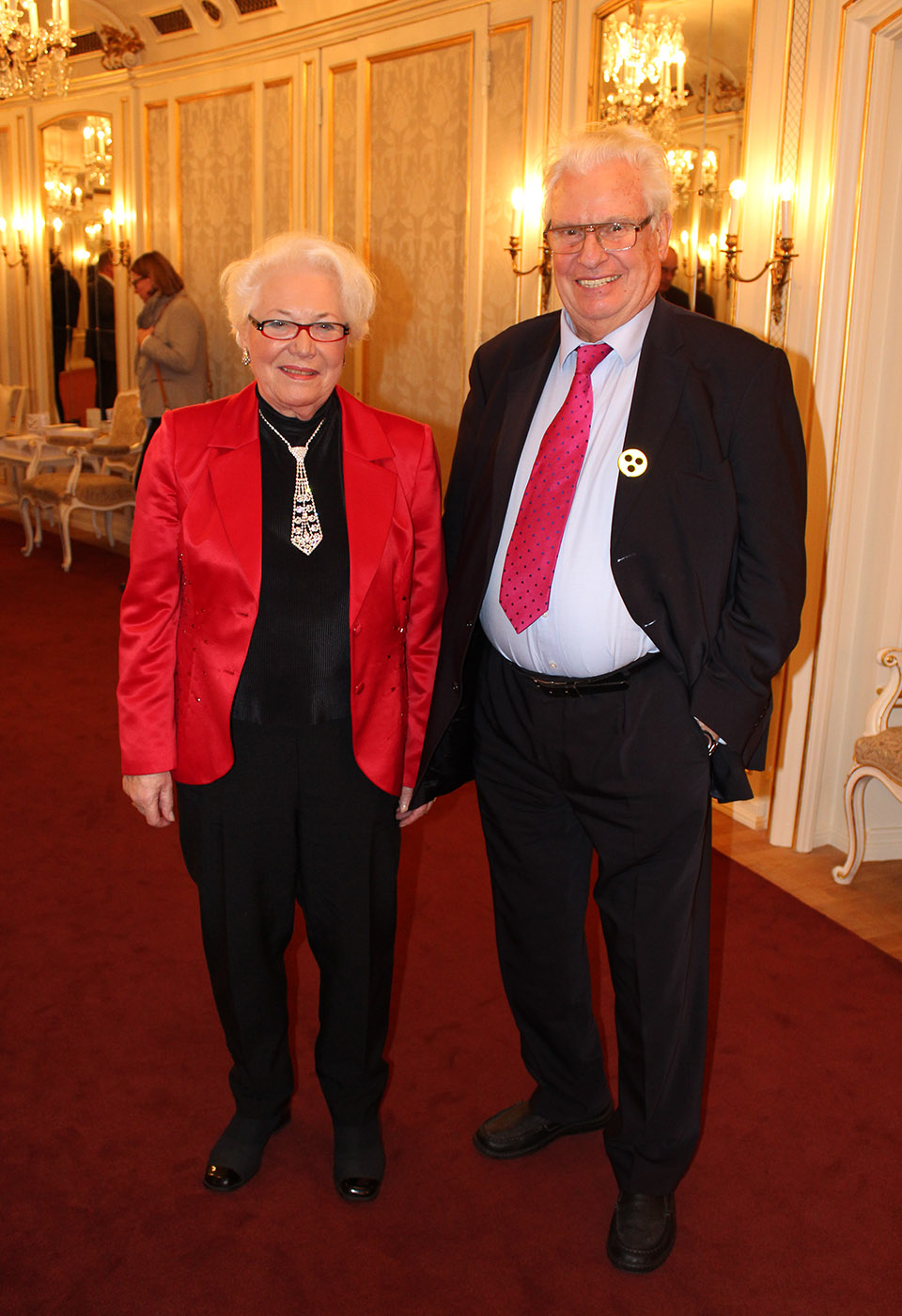 Paar_Roter Blazer+Krawatte
